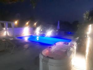een zwembad 's nachts met een aperitiefje tot aan de bergen tot aan de bergen bij Amare suite in Perivólia