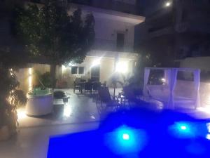 uitzicht op een patio met verlichting 's nachts bij Amare suite in Perivólia