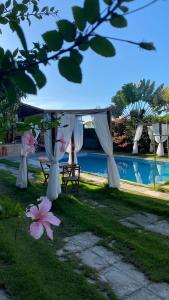 una tienda en el césped junto a una piscina en Chalé Por do Sol en Caruaru