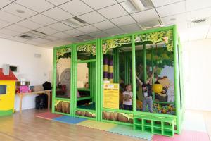 duży zielony pokój z dzieckiem wewnątrz w obiekcie Blue Paradise Hotel w San Mauro a Mare