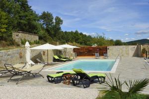 Bazén v ubytovaní B&B Villa Sensi alebo v jeho blízkosti
