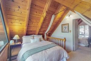 1 dormitorio con cama y techo de madera en Shaver Village Chalet, en Shaver Lake Heights