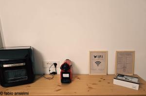 a television and a radio on a wooden table at Casa gioia in Bracciano
