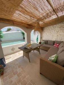 sala de estar con sofá y mesa en A hidden gem in Estepa. With Dip pool, WiFi, BBQ!, en Estepa