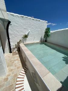 Bazén v ubytování A hidden gem in Estepa. With Dip pool, WiFi, BBQ! nebo v jeho okolí