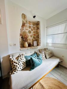 ein Wohnzimmer mit einem Sofa mit Kissen darauf in der Unterkunft Casa natura - Olib, gem of islands in Olib