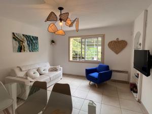 a living room with a couch and a glass table at Maison à 400 M de la plage de Pampelonne in Saint-Tropez