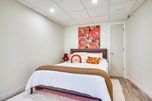 Un dormitorio con una cama y un cuadro en la pared. en North Freedom Studio Near Hiking!, en Baraboo