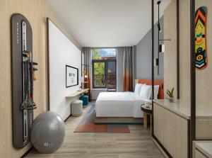 Pokój hotelowy z łóżkiem i łazienką w obiekcie EVEN Hotel Chongli, an IHG Hotel w mieście Zhangjiakou