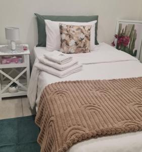 um quarto com uma cama com um cobertor em Room in apartment for solo traveler in Greenstone em Lombardy East