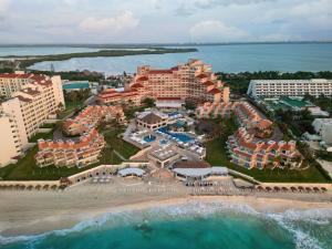 坎昆的住宿－Wyndham Grand Cancun All Inclusive Resort & Villas，海滩上的度假村的空中景致