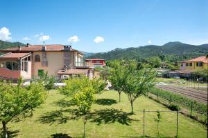 a yard with trees in front of a house at Da Dri´ in Brugnato