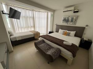 Un dormitorio con una cama grande y una ventana en Miskisol, en Piura