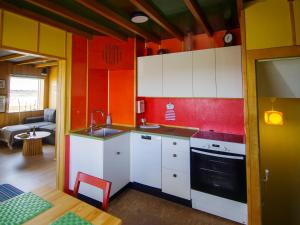 Myvo The House Geiteyjarströnd 4的厨房或小厨房