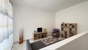 un soggiorno con TV e sedia di Mazzini Bilo Roseto Vacanza a Roseto degli Abruzzi