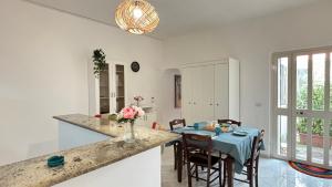 una cucina e una sala da pranzo con tavolo e sedie di Mazzini Bilo Roseto Vacanza a Roseto degli Abruzzi