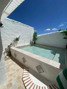 Bazén v ubytování A hidden gem in Estepa. With Dip pool, WiFi, BBQ! nebo v jeho okolí
