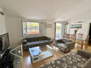 uma sala de estar com dois sofás e uma mesa em House with big terrace and beautiful sea view em Kotor