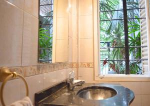 Villa BallesterにあるMomentazo! Wifi, Coffee & Booksのバスルーム(鏡付き洗面台、窓付) +7枚の写真