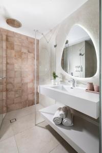 La salle de bains est pourvue d'un lavabo et d'un miroir. dans l'établissement Allenbeach TLV- apart Hotel- Adults only, à Tel Aviv