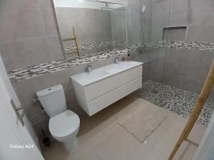 Ένα μπάνιο στο Villa Noo La