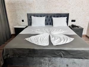 巴庫的住宿－Avrasya Hotel，床上有一条白色的毯子