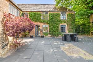 Κήπος έξω από το The Old Mill, 7 storey,, dog friendly outdoor pool & bbq