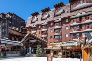 a large building with balconies on the side of it at Résidence L'Ours Blanc - maeva Home - Studio 5 pers Confort MAE-5828 in LʼHuez