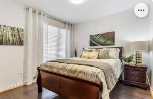 um quarto com uma cama grande e uma janela em Vihome3001C1-3-Bedroom house facing park and school em Toronto