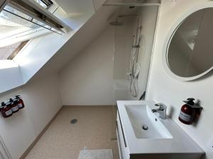 uma casa de banho com um lavatório e um espelho em Skovbrynet 2 Zimmer 4 em Lokken