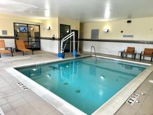 a large swimming pool in a hotel room at Courtyard by Marriott Indianapolis Noblesville in Noblesville