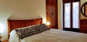 特里斯格蘭達斯的住宿－La Casina de Marina de Tresgrandas，一间卧室配有一张带枕头的床