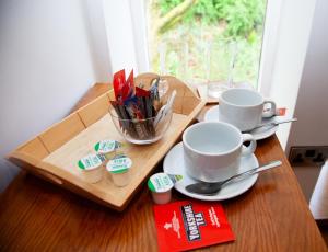 Příslušenství pro přípravu čaje a kávy v ubytování Rooms at The Nook