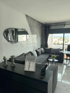 - un salon avec un canapé et un miroir dans l'établissement Maha Beach Cabo Negro Duplex, à Cabo Negro