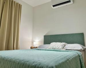 1 dormitorio con 1 cama con cabecero verde en EXCELENTE CASA RESIDENCIAL PRIVADO- ALBERCA-SEGURIDAD 24-7-ac, en Ciudad Valles