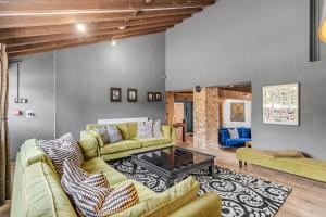 Χώρος καθιστικού στο The Old Mill, 7 storey,, dog friendly outdoor pool & bbq