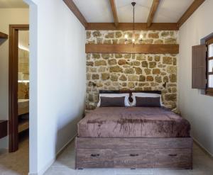 Cama ou camas em um quarto em Spanish Knights Inn