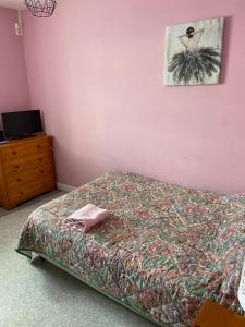 um quarto com uma cama, uma cómoda e uma fotografia em LES TERRASSES DU LAC em Chaumard