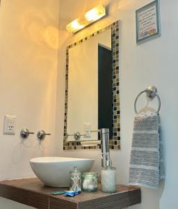 y baño con lavabo y espejo. en EXCELENTE CASA RESIDENCIAL PRIVADO- ALBERCA-SEGURIDAD 24-7-ac, en Ciudad Valles
