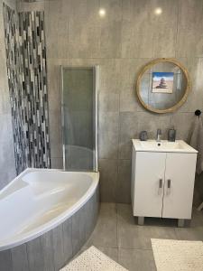 內爾斯普雷特的住宿－Sweet Home Alibama，浴室配有白色浴缸和水槽