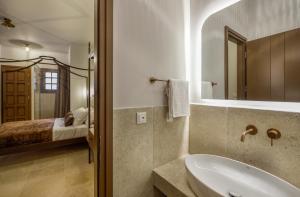 Um banheiro em Spanish Knights Inn