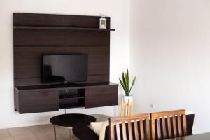 un salon avec une télévision sur un mur dans l'établissement Nuevo exclusivo alojamiento en Mendoza, à Villa Marini