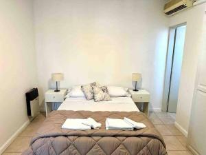 une chambre avec deux lits et deux tables de nuit dans l'établissement Nuevo exclusivo alojamiento en Mendoza, à Villa Marini