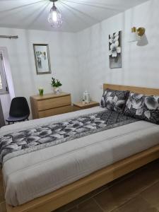 1 dormitorio con 1 cama grande en una habitación en Casa Maria da Eira, en Arcos de Valdevez