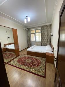 Habitación de hotel con 2 camas y espejo en Narke Hostel en Bishkek