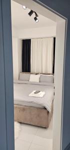 sypialnia z łóżkiem i wentylatorem sufitowym w obiekcie Damast Lux apartments 20 w Ochrydzie