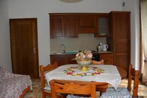 Kuchyň nebo kuchyňský kout v ubytování VILLA CARLA Affiliato Best-Incoming CIR-016235-CNI-00004