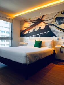 מיטה או מיטות בחדר ב-ibis Styles Montevideo Biarritz