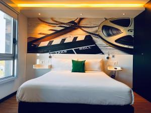 Tempat tidur dalam kamar di ibis Styles Montevideo Biarritz