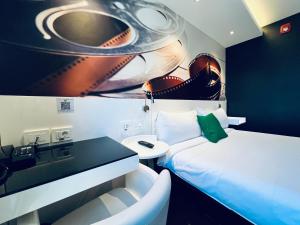um pequeno quarto com uma cama e um lavatório em ibis Styles Montevideo Biarritz em Montevidéu